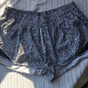 Lululemon Hotty Hot Shorts Ditsy Daisy 10